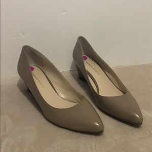 Nude wedges pump
